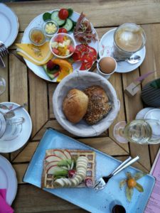 Herzhaftes Frühstück und Belgische Waffel im Sweet Shabby